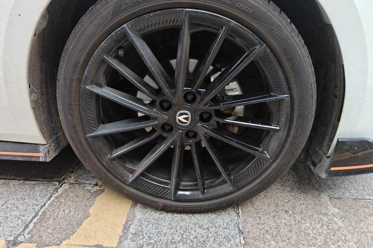 Used CHANGAN UNI-V 2023 1.5T Sport Edition Right Front Wheel Hub