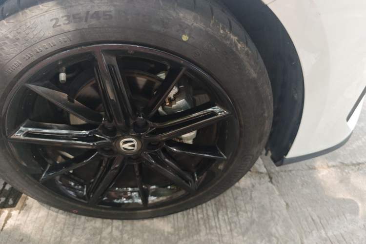 Used CHANGAN UNI-V 2023 1.5T Prestige Model Right Front Wheel Hub