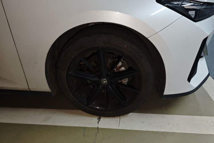 Used CHANGAN UNI-V 2023 1.5T Prestige Model Right Front Wheel Hub