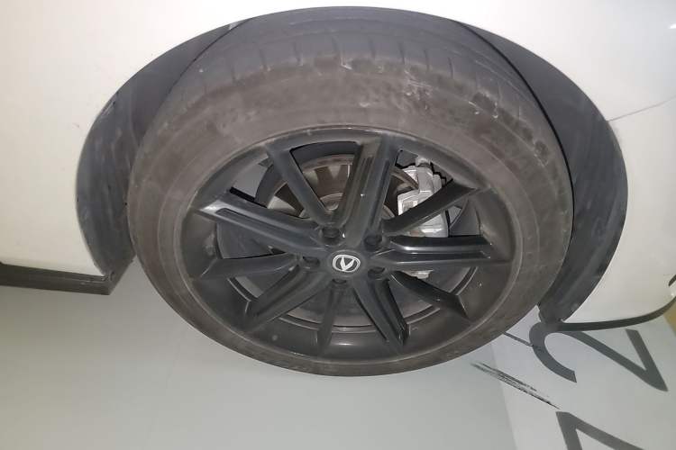 Used CHANGAN UNI-V 2023 1.5T Prestige Model Right Front Wheel Hub