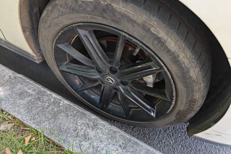 Used CHANGAN UNI-V 2023 1.5T Prestige Model Right Front Wheel Hub