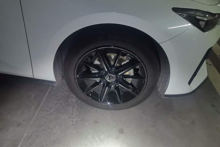 Used CHANGAN UNI-V 2023 1.5T Prestige Model Right Front Wheel Hub