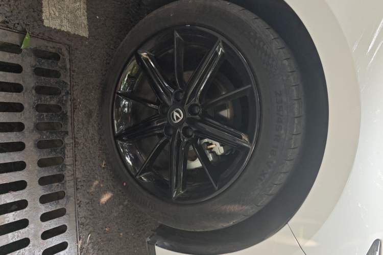 Used CHANGAN UNI-V 2023 1.5T Prestige Model Right Front Wheel Hub