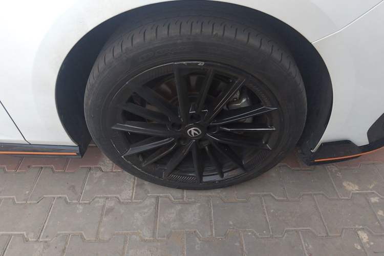 Used CHANGAN UNI-V 2023 2.0T Leading-Speed Edition Right Front Wheel Hub