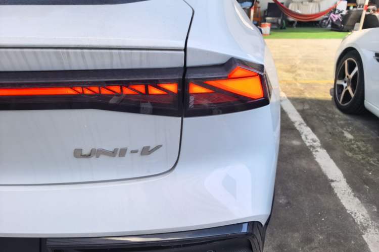 Used CHANGAN UNI-V 2023 1.5T Sport Edition Right Rear Taillight