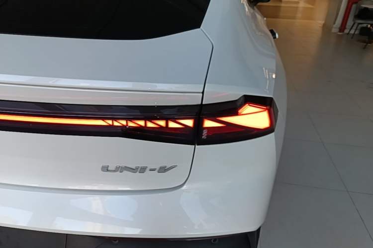 Used CHANGAN UNI-V 2023 1.5T Premium Model Right Rear Taillight