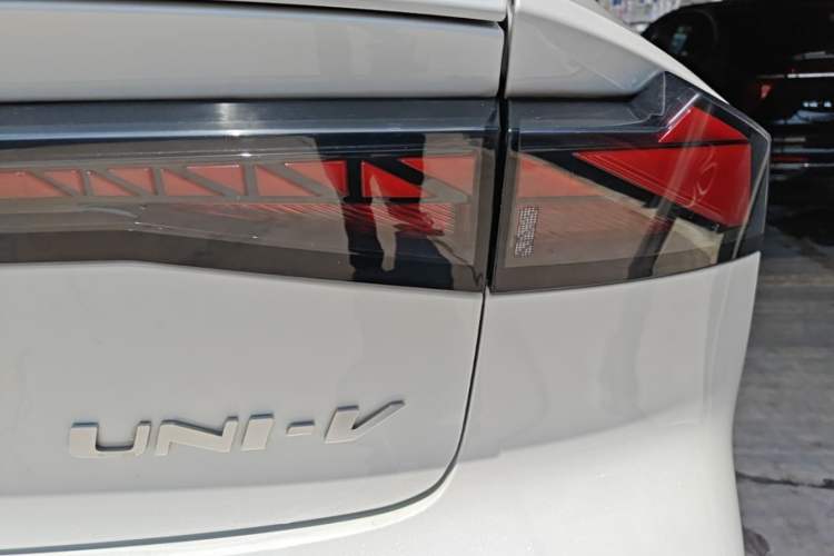 Used CHANGAN UNI-V 2023 1.5T Prestige Model Right Rear Taillight