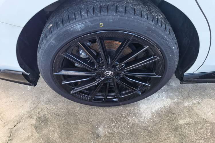 Used CHANGAN UNI-V 2023 1.5T Sport Edition Right Rear Wheel Hub