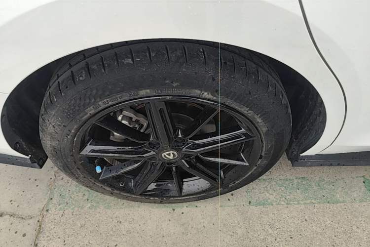 Used CHANGAN UNI-V 2023 1.5T Prestige Model Right Rear Wheel Hub