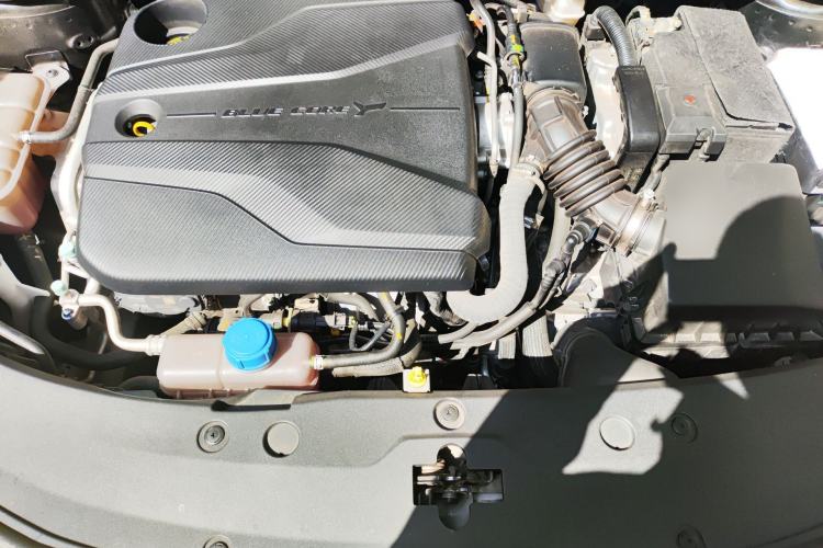 Used CHANGAN UNI-V 2023 1.5T Sport Edition Engine Bay
