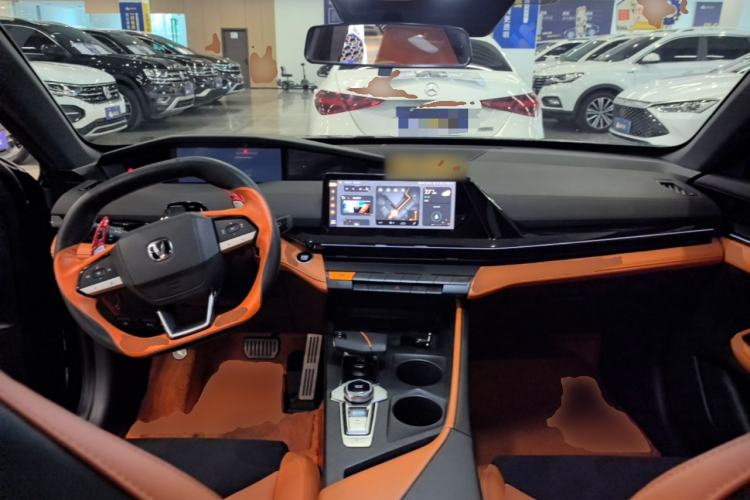 Used CHANGAN UNI-V 2024 2.0T High-Performance Version Center Console