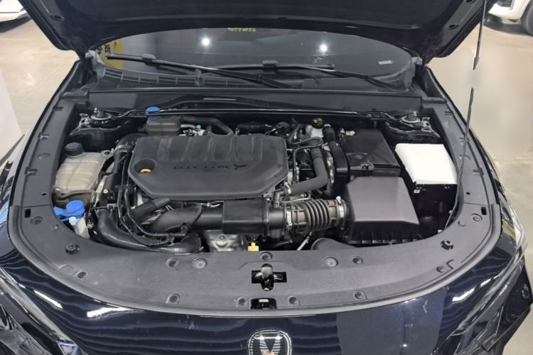 Used CHANGAN UNI-V 2024 2.0T High-Performance Version Engine Bay