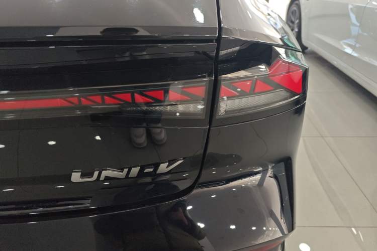 Used CHANGAN UNI-V 2024 1.5T Prestige Edition Exterior 6