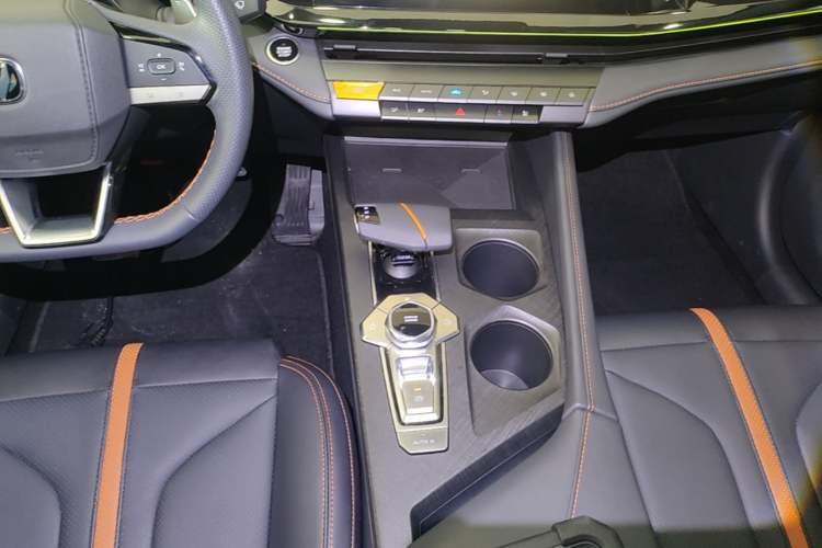 Used CHANGAN UNI-V 2024 1.5T Prestige Edition Gear Lever