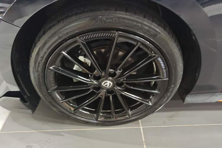 Used CHANGAN UNI-V 2024 1.5T Prestige Sport Edition Left Front Wheel Hub