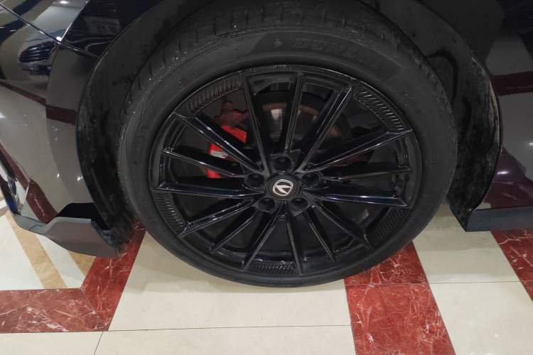 Used CHANGAN UNI-V 2024 1.5T Prestige Sport Edition Left Front Wheel Hub
