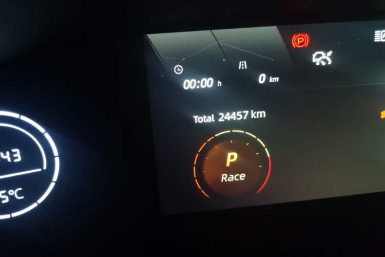 Used CHANGAN UNI-V 2024 2.0T High-Performance Version Odometer Close Up