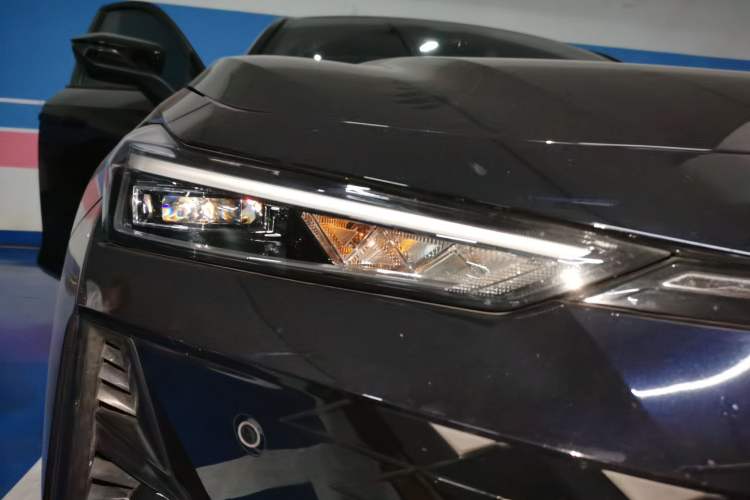 Used CHANGAN UNI-V 2024 1.5T Prestige Sport Edition Right Front Headlight