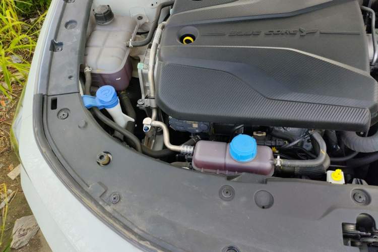 Used CHANGAN UNI-V 2024 1.5T Prestige Sport Edition Engine Bay Right