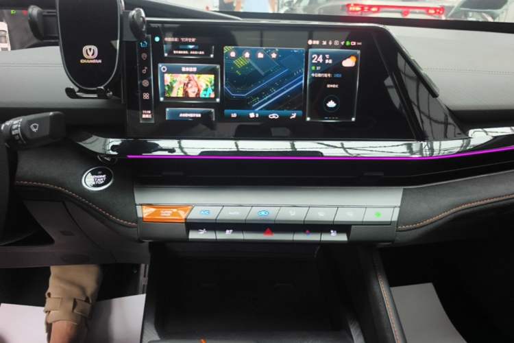 Used CHANGAN UNI-V 2024 1.5T Prestige Sport Edition Audio And AC Panel
