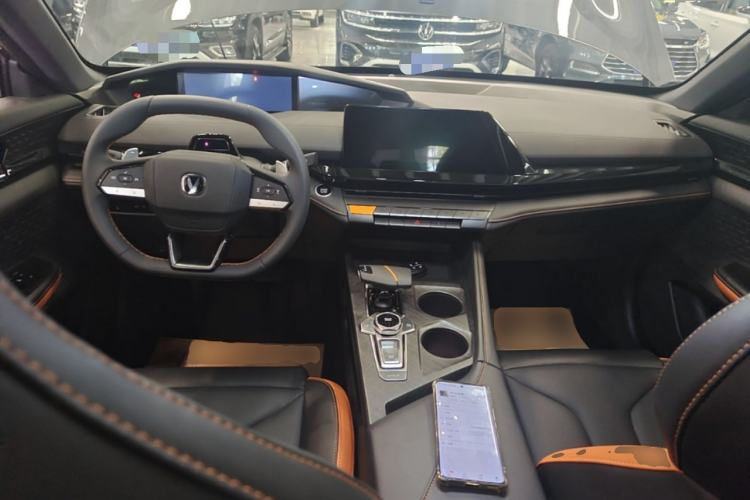 Used CHANGAN UNI-V 2024 1.5T High-Energy Version Center Console