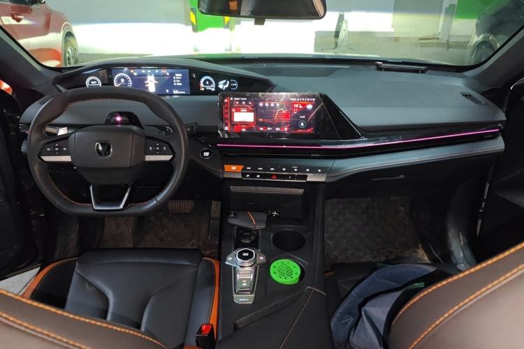 Used CHANGAN UNI-V 2024 1.5T High-Energy Version Center Console