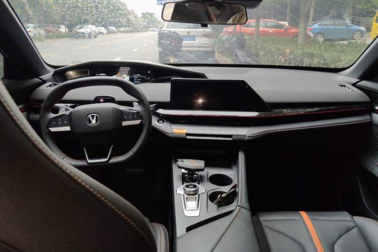 Used CHANGAN UNI-V 2024 1.5T Prestige Edition Center Console