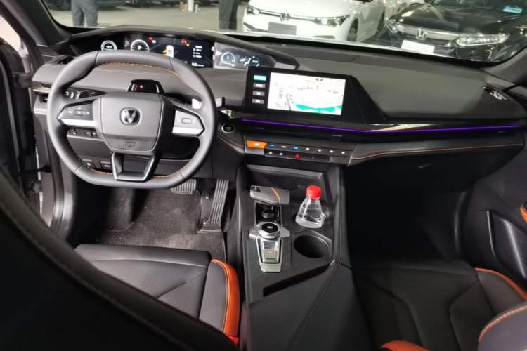 Used CHANGAN UNI-V 2024 1.5T High-Energy Version Center Console