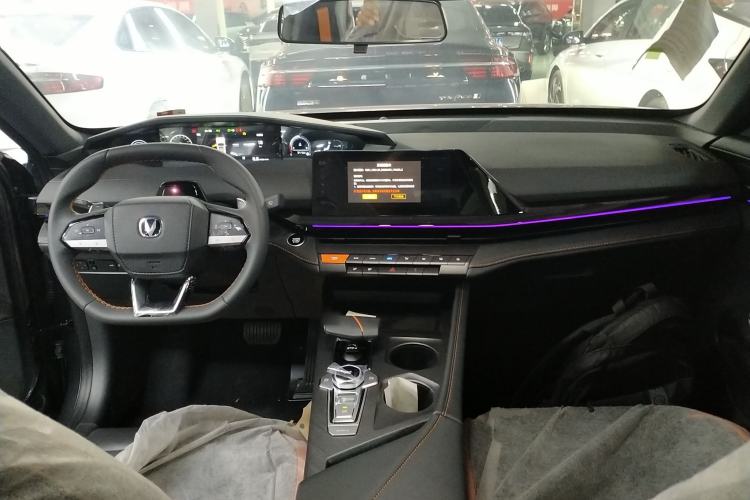 Used CHANGAN UNI-V 2024 1.5T High-Energy Version Center Console