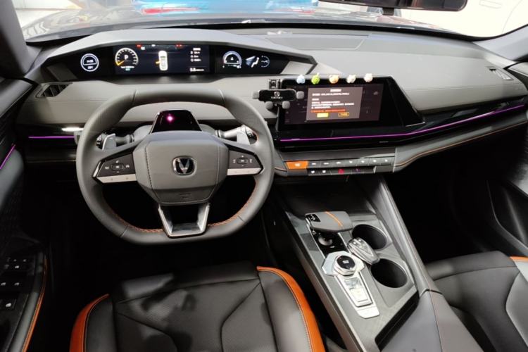Used CHANGAN UNI-V 2024 1.5T High-Energy Version Center Console
