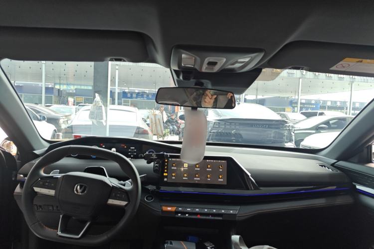 Used CHANGAN UNI-V 2024 1.5T High-Energy Version Center Console