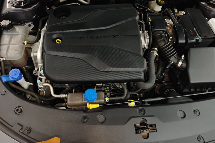 Used CHANGAN UNI-V 2024 1.5T High-Energy Version Engine Bay