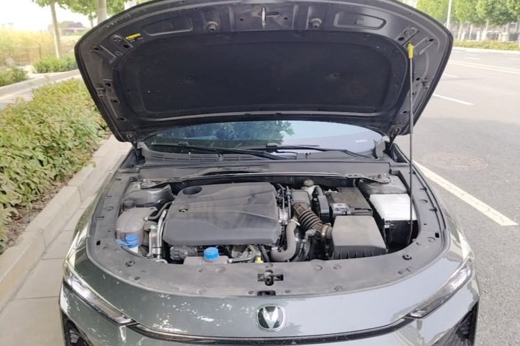 Used CHANGAN UNI-V 2024 1.5T Smart Navigation Version Engine Bay