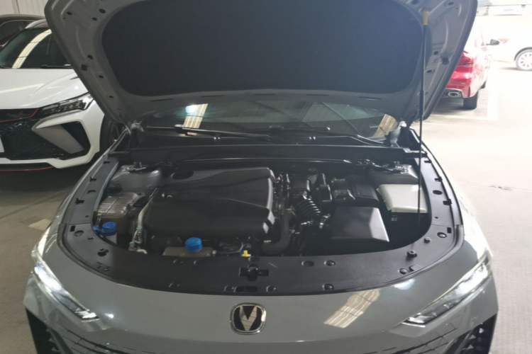 Used CHANGAN UNI-V 2024 1.5T High-Energy Version Engine Bay