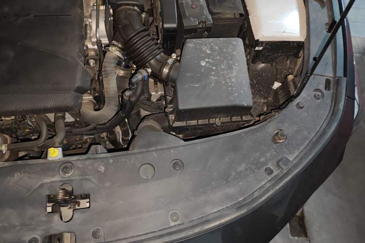 Used CHANGAN UNI-V 2024 1.5T High-Energy Version Engine Bay Left