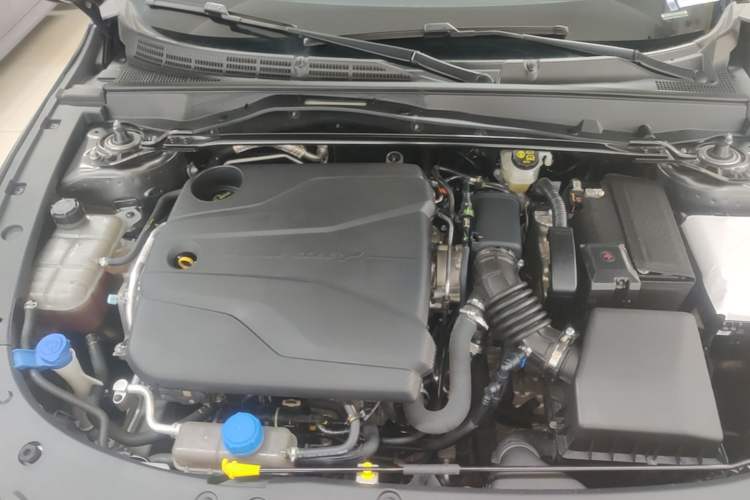Used CHANGAN UNI-V 2024 1.5T Prestige Edition Engine Bay