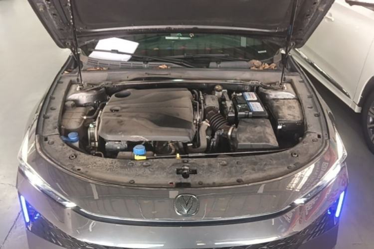 Used CHANGAN UNI-V 2024 1.5T Smart Navigation Version Engine Bay