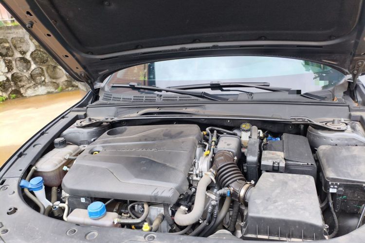Used CHANGAN UNI-V 2024 1.5T Prestige Edition Engine Bay Right
