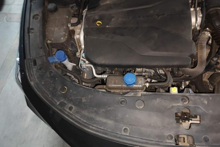Used CHANGAN UNI-V 2024 1.5T High-Energy Version Engine Bay Right