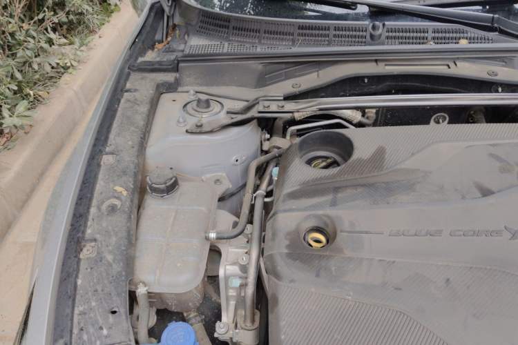 Used CHANGAN UNI-V 2024 1.5T Prestige Edition Engine Bay Right