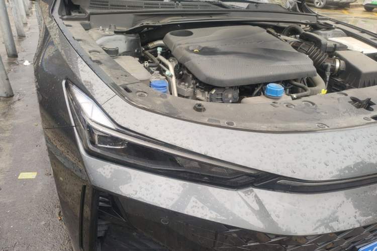 Used CHANGAN UNI-V 2024 1.5T Prestige Edition Engine Bay Right