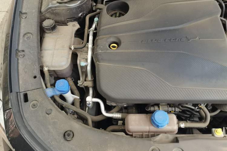 Used CHANGAN UNI-V 2024 1.5T Prestige Edition Engine Bay Right