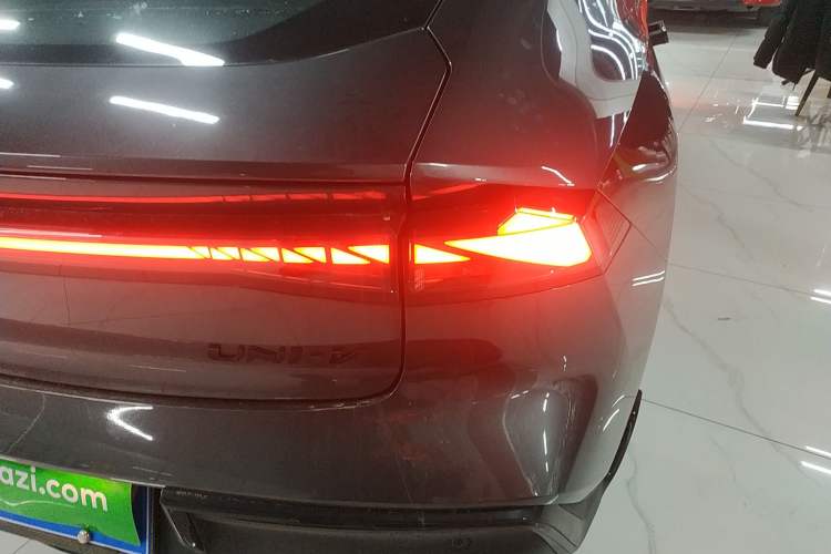 Used CHANGAN UNI-V 2024 2.0T Classic Sport Edition Exterior 3