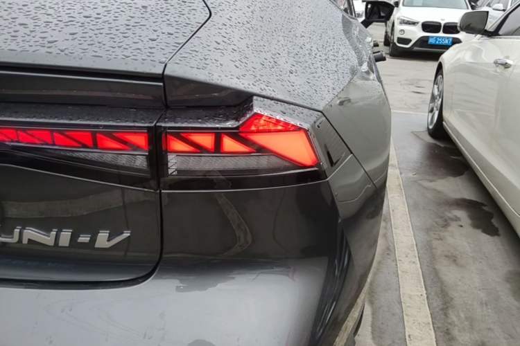 Used CHANGAN UNI-V 2024 1.5T Prestige Edition Exterior 3