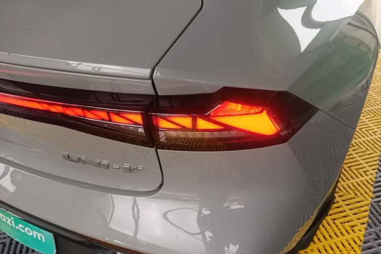 Used CHANGAN UNI-V 2024 1.5T Prestige Sport Edition Exterior 3
