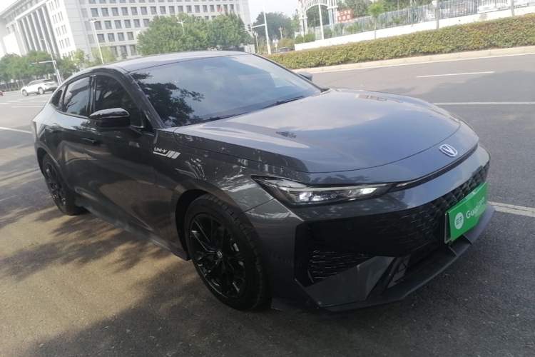 Used CHANGAN UNI-V 2024 1.5T Prestige Edition Front Right 45 Deg