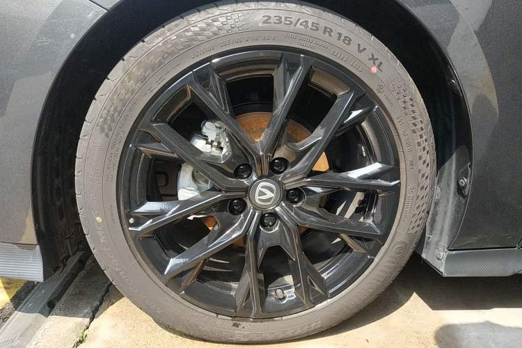 Used CHANGAN UNI-V 2024 1.5T Prestige Edition Left Front Wheel Hub