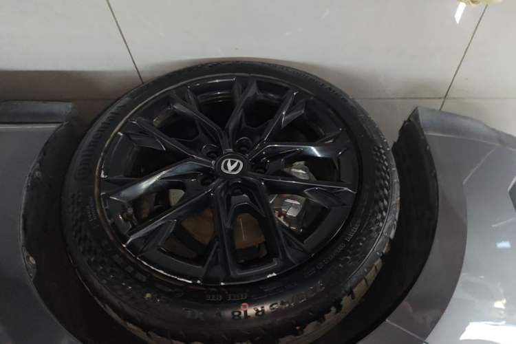 Used CHANGAN UNI-V 2024 1.5T Prestige Edition Left Front Wheel Hub