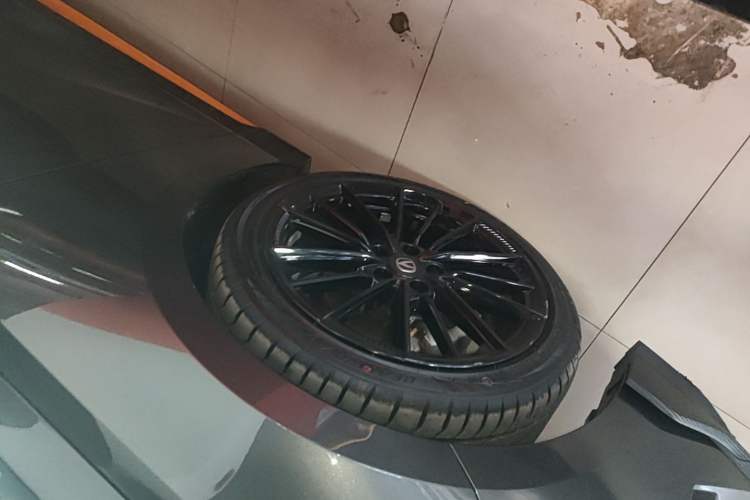 Used CHANGAN UNI-V 2024 1.5T Prestige Sport Edition Left Front Wheel Hub