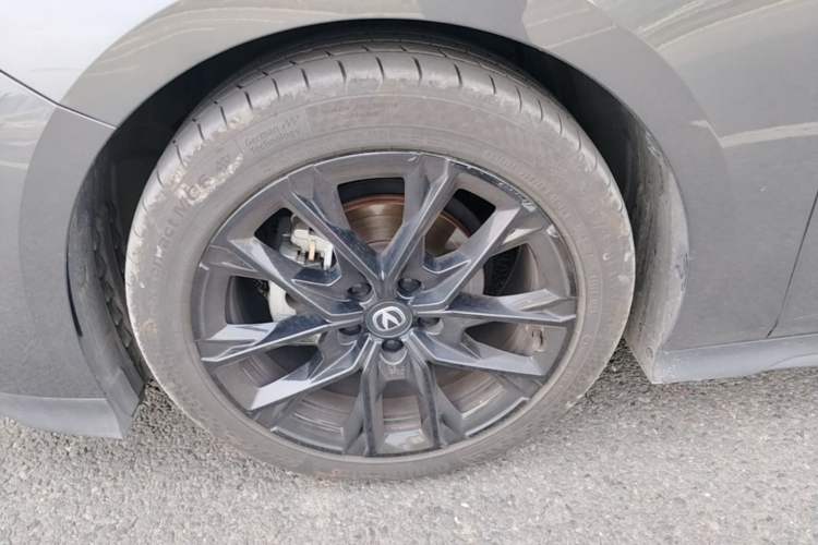 Used CHANGAN UNI-V 2024 1.5T Smart Navigation Version Left Front Wheel Hub